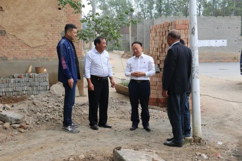 扶貧路上  攜手同行——弘義集團黨委書記、董事長張秀峰一行 到定點幫扶村調(diào)研